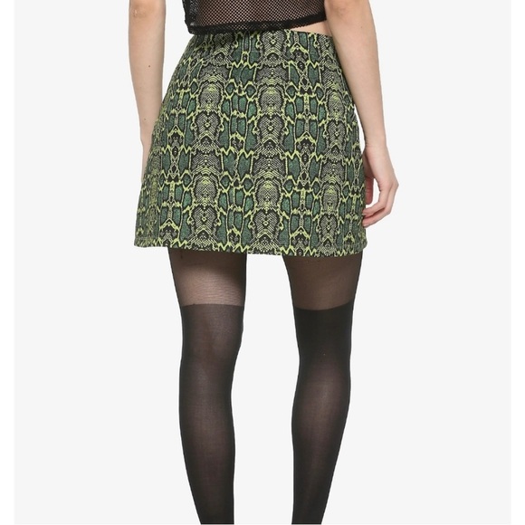 2019 Hot Topic Green Snake Pattern Zip Up Skirt - Picture 2 of 10